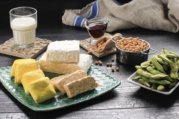 Соевый продукт: сырой тофу, темпе, соевое молоко, соевый соус и соевые бобы. концепция здорового вегетарианского питания