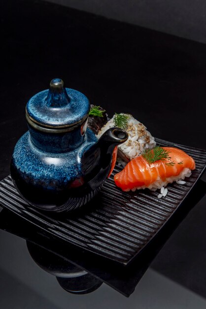大豆ソースは寿司の古典的な添付です