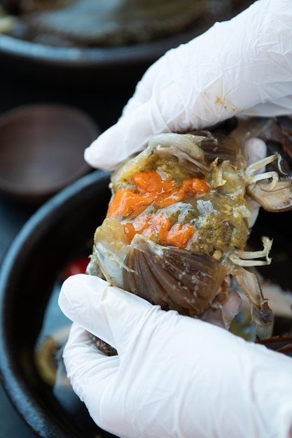 Foto granchio marinato con salsa di soia sul tavolo