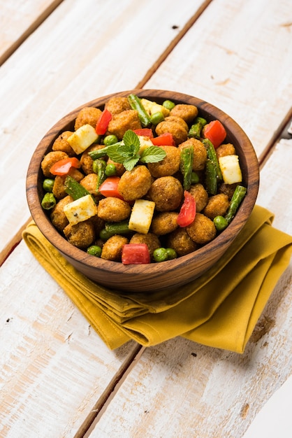 Soya chunks masala fry or meal maker fry using paneer or\
cottage cheese cubes and vegetables. popular healthy snack recipe\
from india. served in a bowl. selective focus