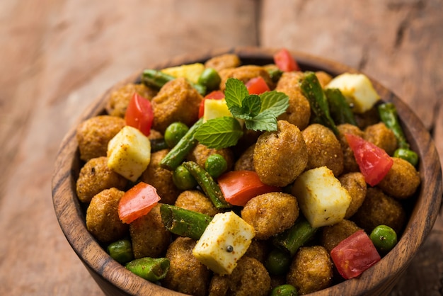 Soya chunks masala fry or meal maker fry using paneer or\
cottage cheese cubes and vegetables. popular healthy snack recipe\
from india. served in a bowl. selective focus