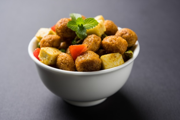 Soya Chunks Masala Fry OF Meal Maker Bak met paneer of Cottage cheese blokjes en groenten. Populair recept voor gezonde snacks uit India. Geserveerd in een kom. Selectieve focus