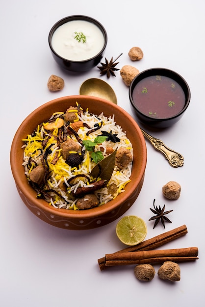 대두 비리 야니. 인도에서는 풀 라오 (Pulao) 또는 필라프 (Pilaf)라고도 불리는 대두 또는 대두 덩어리와 향신료로 조리 한 바 스마티 쌀