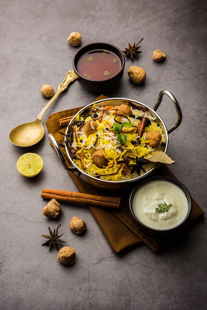 Photo soybean biryani. basmati rice cooked with soyabean or soy chunks and spices, also called pulao or pilaf in india