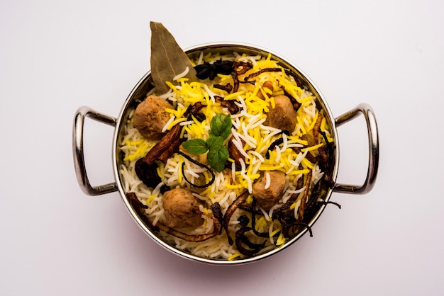 Biryani di soia. riso basmati cotto con semi di soia o pezzi di soia e spezie, chiamato anche pulao o pilaf in india