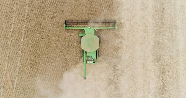 ブラジルのマットグロッソ州の農場での大豆の収穫。