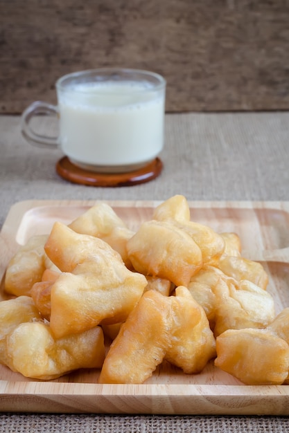 Latte di soia con pane fritto