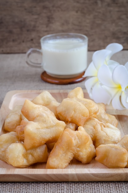 Latte di soia con pane fritto