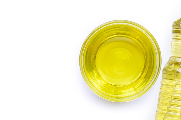 Photo soybean oil in a glass bowl