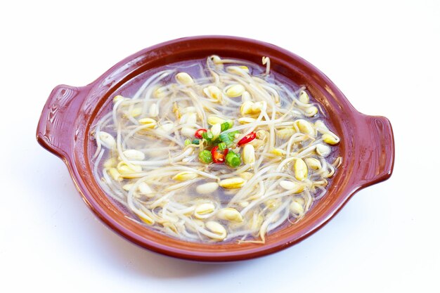 Foto zuppa di germogli di soia in ciotola bianca