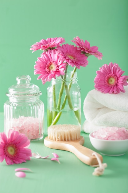 Spa aromatherapie met gerbera bloemen kruidenzout borstel