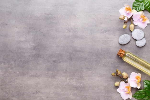 Foto prodotti per la cura della bellezza aromaterapia spa decorati con semplici fiori di orchidea