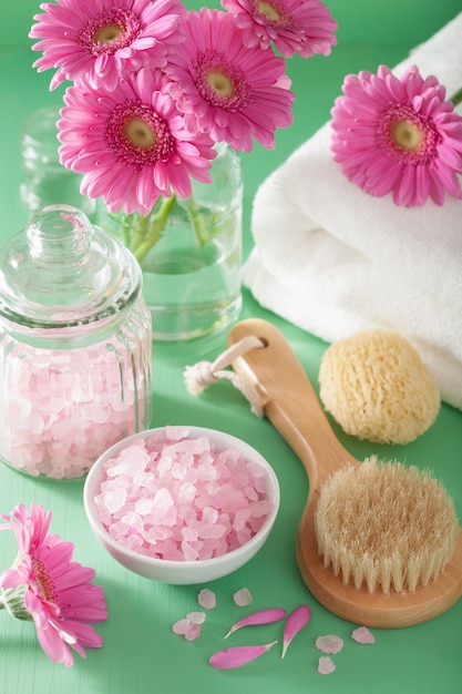 Photo spa aromatherapy with gerbera flowers essential oil brush