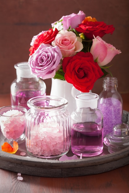 Photo spa aromatherapy with rose flowers, essential oils and salt