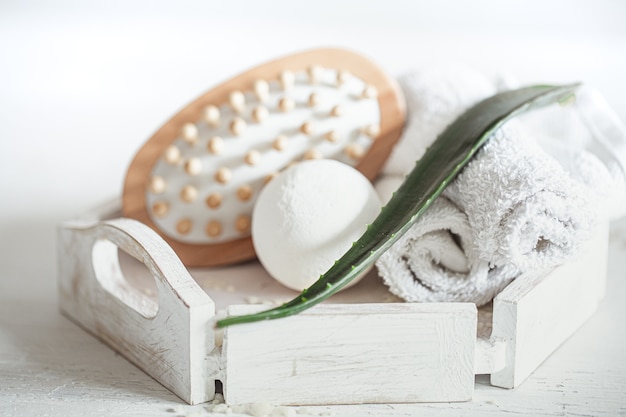 Foto sfondo spa con pennello da massaggio e bomba da bagno. stile di vita sano, cura del corpo e concetto di relax.