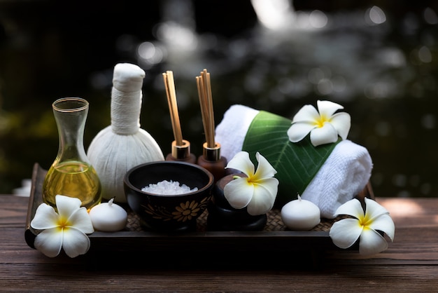 Foto spa benessere massaggio salute benessere sfondo. aromaterapia di trattamento di terapia tailandese della stazione termale per la donna del corpo con la candela della natura del fiore per relax e ora legale,