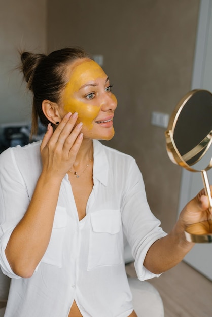 Spa beauty organische gezichtsmasker applicatie bij day spa home