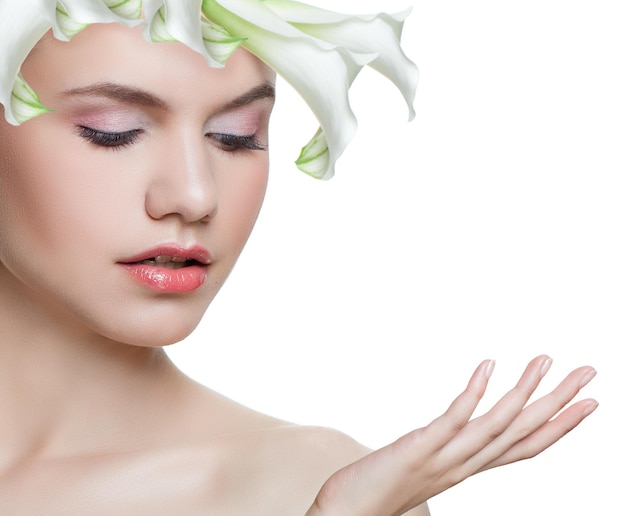 흰색 배경에 고립 된 흰색 꽃과 스파 뷰티 젊은 여자 아름다운 얼굴 얼굴 치료 미용 피부 관리 및 봄 아름다움 개념