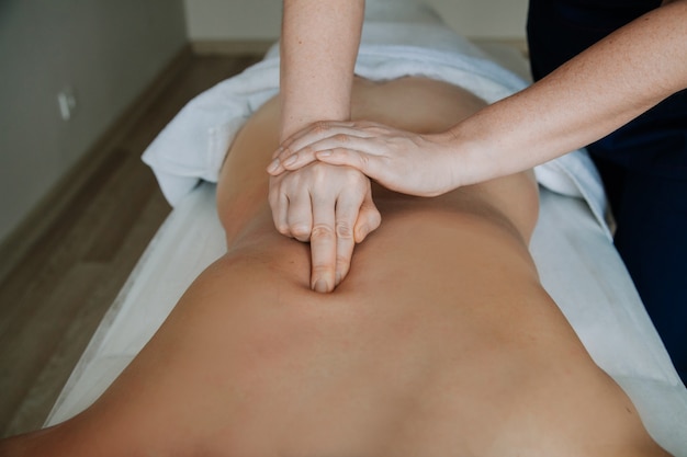 Spa behandeling. gezondheidszorgconcept massagetherapeut die massage doet