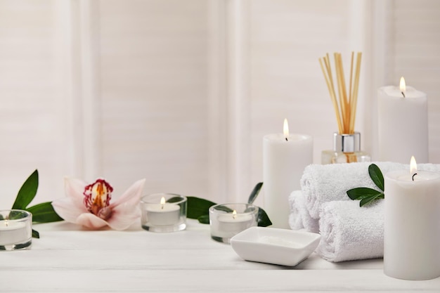 Spa-behandelingen op witte houten tafel