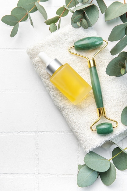 Spa-behandelingsconcept natuurlijke spa-cosmeticaproducten met eucalyptusolie massage jade roller eucalyptusblad