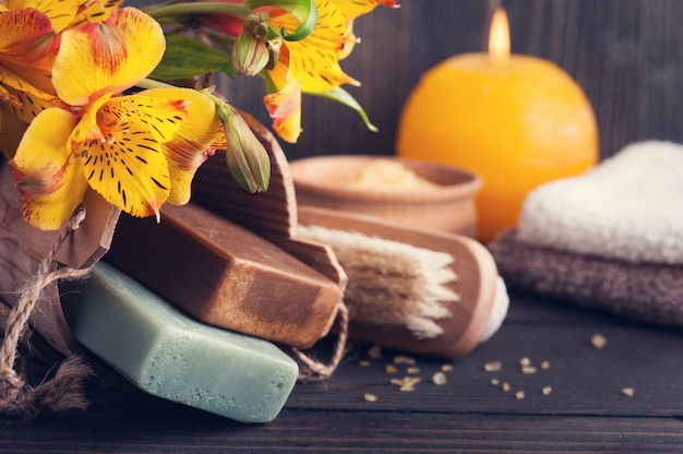 SPA biologische producten met bloemen, badzout