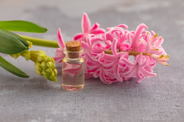 Foto concetto di cura del corpo spa con un asciugamano di cotone e un giacinto fresco, olio