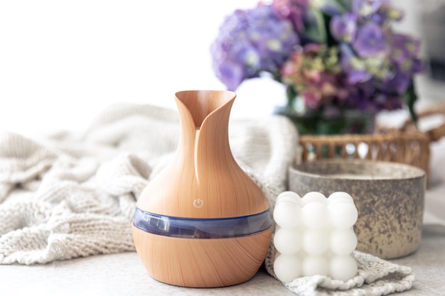 Spa compositie met aroma olie diffuser lamp en kaars op een wazige achtergrond