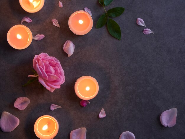 Composizione spa di candele e rose.