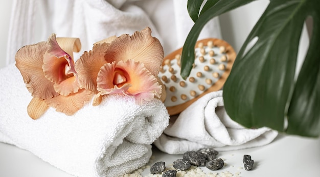 Composizione spa con accessori da bagno e fiori di orchidea thai Foto Premium