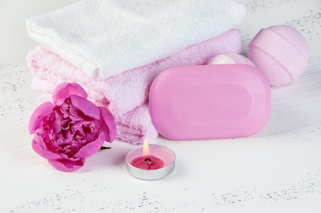 Composizione spa con bombe da bagno e peonia rosa