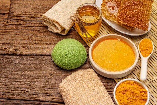 Concetto spa. cura di sé con miele e curcuma. cosmetici biologici naturali, prodotti fatti in casa, stile di vita alternativo. sfondo vintage