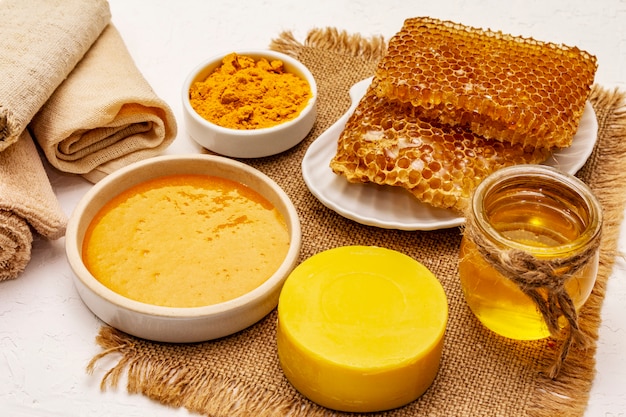 Concetto spa. cura di sé con miele e curcuma. cosmetici biologici naturali, prodotti fatti in casa, stile di vita alternativo