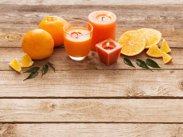 Foto concetto della stazione termale con i frutti arancio su vecchio fondo di legno