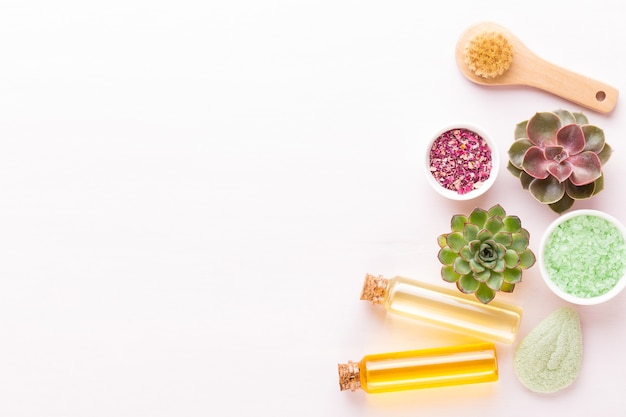 Spa cosmetische producten en groene planten