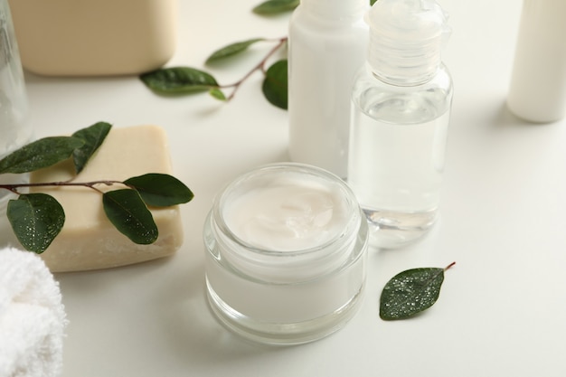Spa cosmetische producten op witte tafel