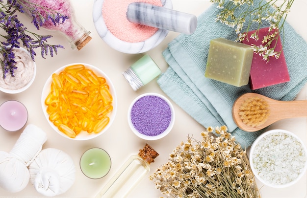 Spa en bad zelfgemaakte cosmetica. flessen met cosmetische spaproducten op pastelachtergrond, bovenaanzicht.