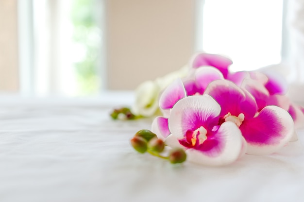 Spa en gezondheidszorg met bloemen en handdoeken.