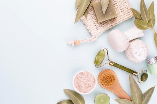 Spa en huidverzorging zelfgemaakte cosmetica. Flessen met spa cosmetische producten op pastel achtergrond.