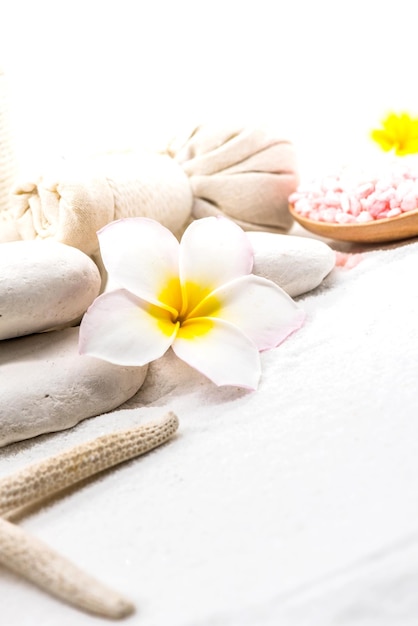 Spa- en massagedecoratie op wit zand