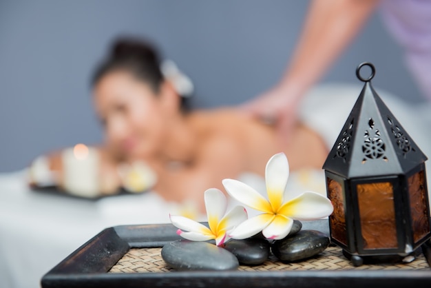 Spa en Thaise massage, mooie vrouwen die ontspannen en gezond zijn van aromatherapie