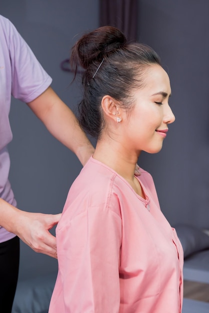 Foto spa en thaise massage, mooie vrouwen die ontspannen en gezond zijn van aromatherapie