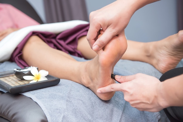 Spa en Thaise voetmassage, mooie vrouwen ontspannen en gezond van aromatherapie