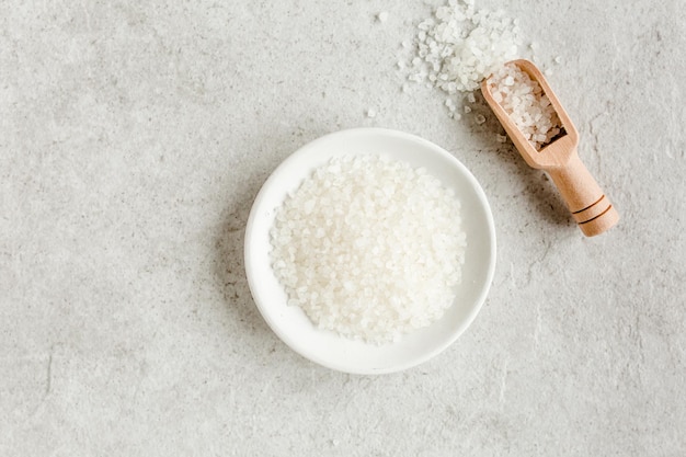 Spa huidverzorging concept Natuurlijke biologische spa cosmeticaproducten zeezout op grijze marmeren tafel van bovenaf Spa achtergrond plat lag bovenaanzicht