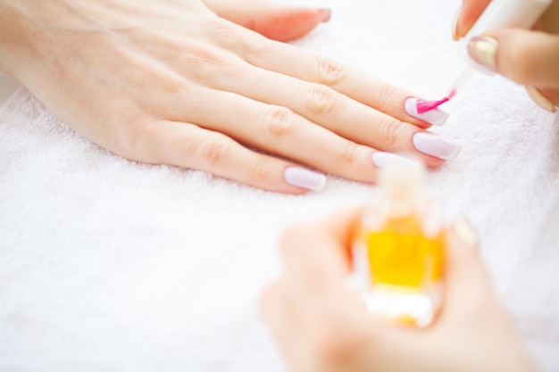 SPA manicure. Vrouw in een nagelsalon die een manicure ontvangt door een schoonheidsspecialiste