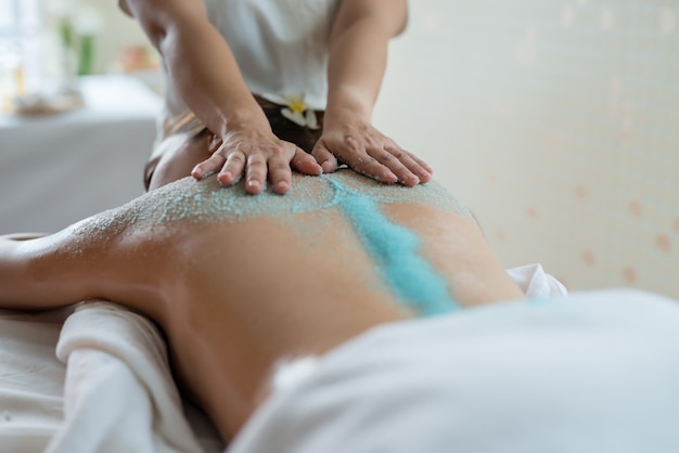 Spa-massage en een zout-scrubmassage aan de achterkant. gezonde levensstijl en ontspanning concep