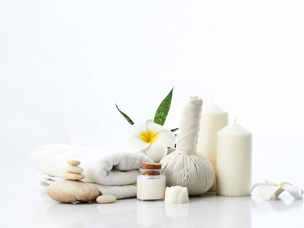 Spa massageconcept, kruidenkompres, crème, bloemenzeep, geurkaars