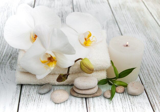 Spa-producten en witte orchideeën