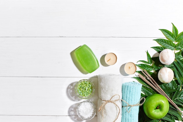 Photo spa products bath salts soap candles and towel flat lay on white wooden background top view