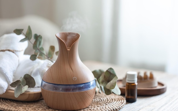 Spa-samenstelling met aroma-olie-diffusorlamp op een onscherpe achtergrond